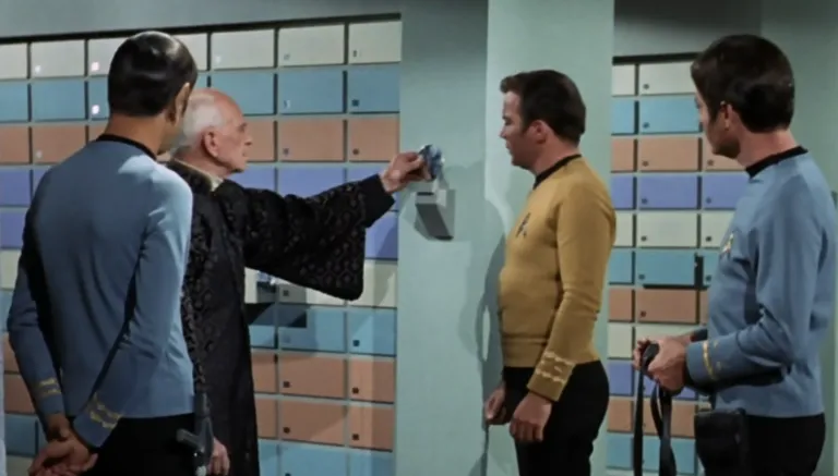 Fév.24. stockage-verre-star-trek-S3ep23-le-passe-768x437_resultat