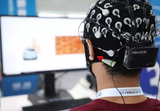 🧠 STFE – Fiche #34 : Interfaces neurales, commandes vocales, cybernétique et holographie